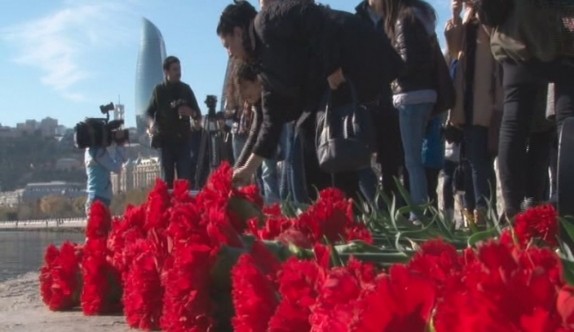 Azerbaycan’da kayıp işçilere çiçekli anma