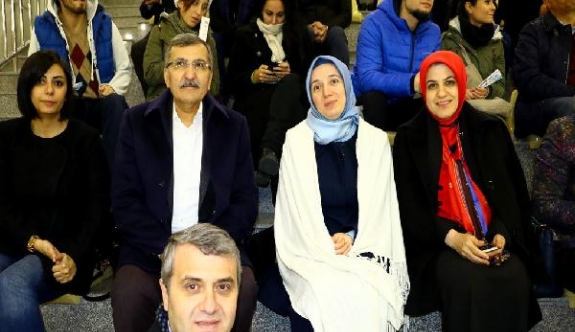 Kadın Milletvekilleri'nden Türkiye Buz Hokeyi Kadın Milli Takımı'na tribünden destek