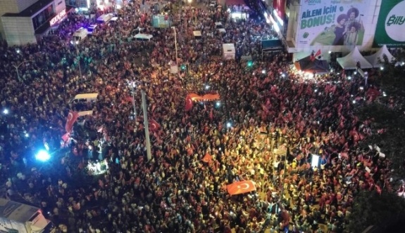 Sokağa inen onbinler hep bir ağızdan İstiklal Marşı okudu