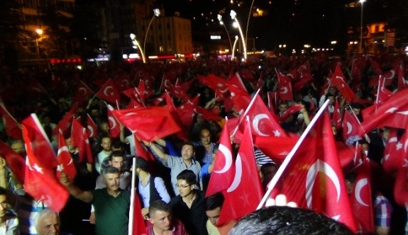 Tokat’ta vatandaşlar darbe girişimine karşı sokağa çıktı