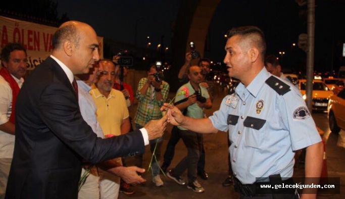 Başkan Dr.Bülent Kerimoğlu 249 şehit için 249 karanfil bıraktı