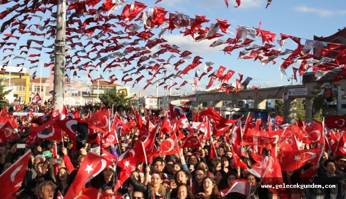 BAKIRKÖY'DE ONBİNLER"YAŞASIN ATATÜRK,YAŞASIN CUMHURİYET "DEDİ
