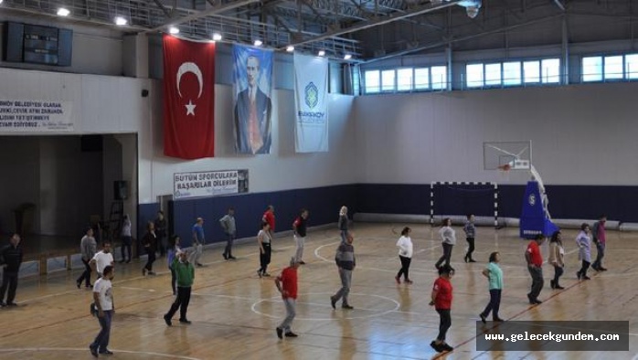 BAKIRKÖY BELEDİYESİ 10 DALDA ÜCRETSİZ SPOR KURSLARI VERİYOR
