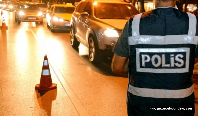 Reklamı Kapat Polis, Aracın İçinde İlişkiye Girerken Yakaladığı Kadına Tecavüz Etti