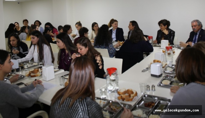 BAŞKAN KERİMOĞLU VE EŞİ, ÜNİVERSİTELİ KIZLARLA BULUŞTU