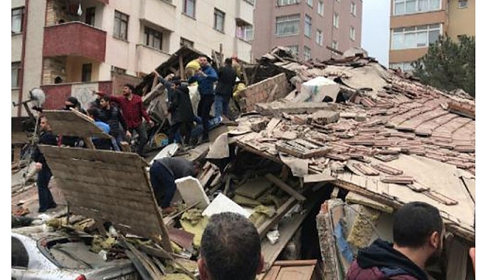 İstanbul'da 43 kişinin yaşadığı bina, patlamanın ardından çöktü!