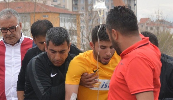 Maç sırasında ağzına arı kaçan futbolcu hastaneye kaldırıldı