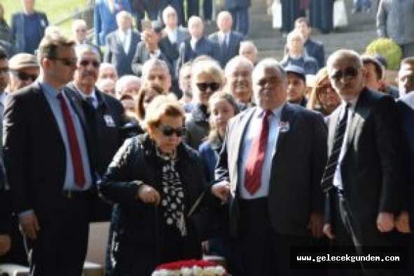 TURGUT ÖZAL MEZARI BAŞINDA ANILDI