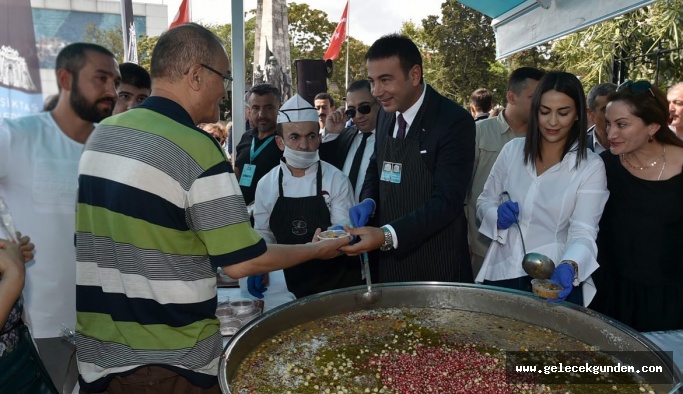 BAŞKAN RIZA AKPOLAT VATANDAŞLARA AŞURE İKRAM ETTİ!