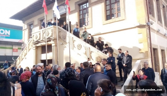 Halk AKP'li başkanın kapısına dayandı, istifasını istedi