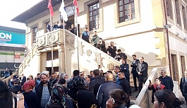 Halk AKP'li başkanın kapısına dayandı,...