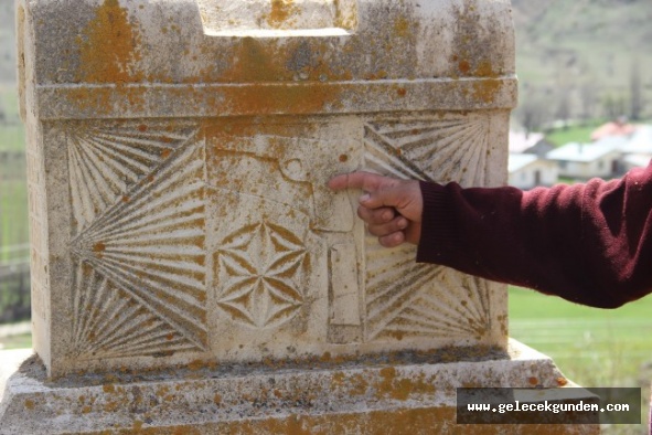 Sivas'taki piramit taş mezarlar görenleri hayrete düşürüyor