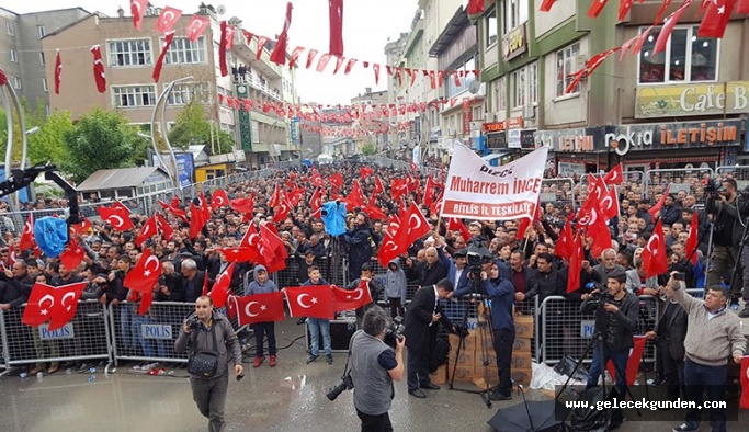 HAKKARİ'DE , MUHARREM İNCE'Yİ YAĞMUR ALTINDA BİNLERCE VATANDAŞ DİNLEDİ