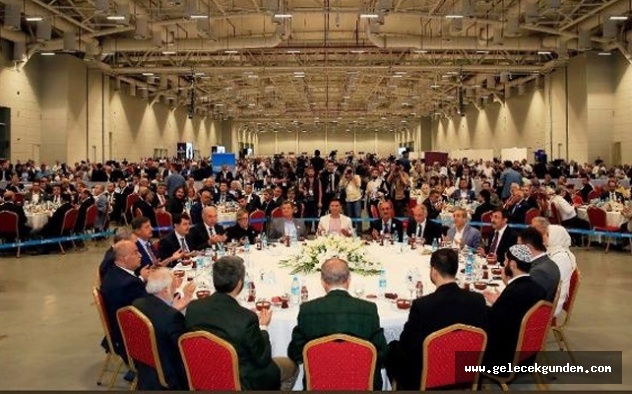 Türkiye'de bir ilk ,Erdoğan iftarda vatandaşla arasına şerit çekti
