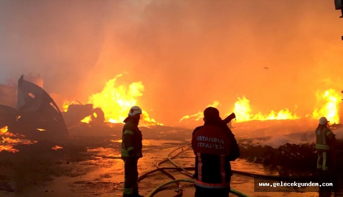 Son dakika: İstanbul Esenyurt’ta 3 fabrika alev alev yandı!