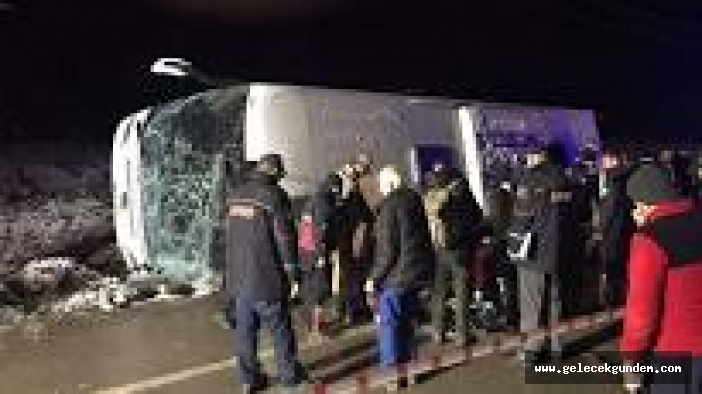 BUZLANMA SONUCU, BAKIRKÖY BELEDİYESİ OTOBÜSÜ DEVRİLDİ! 2 ÖLÜ 35 YARALI..