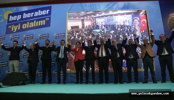 İYİ Parti İstanbul adaylarını CHP 'li başkanlar ile birlikte tanıttı