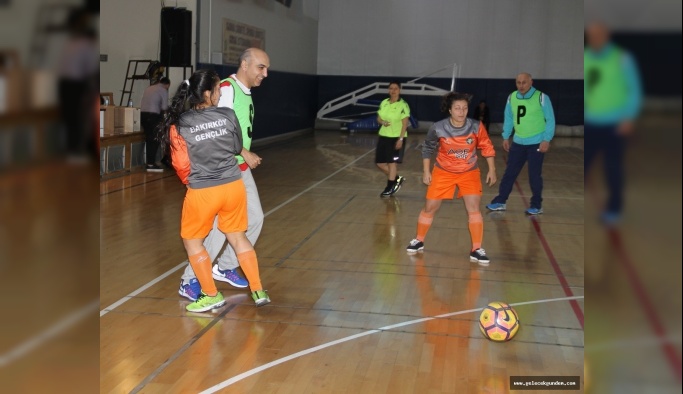 ÜNLÜLER İLE KADIN SPORCU VE ÖĞRETMENLER “KADINA ŞİDDETE SON” İÇİN SAHADA