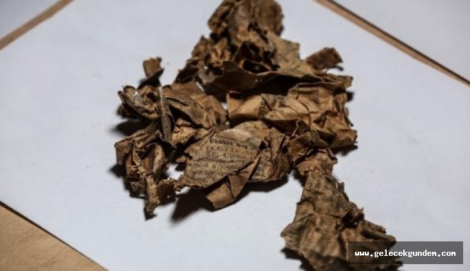 Dolmabahçe Sarayı'nda yapılan restorasyonda yüz yıllık gazete kupürleri bulundu