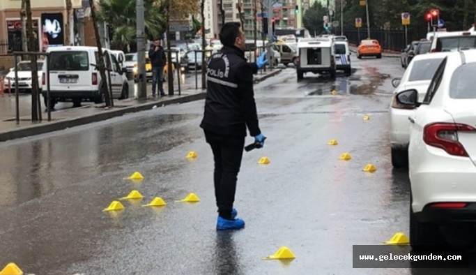 Esenyurt'ta sokak ortasında silahlı çatışma dehşet saçtılar!