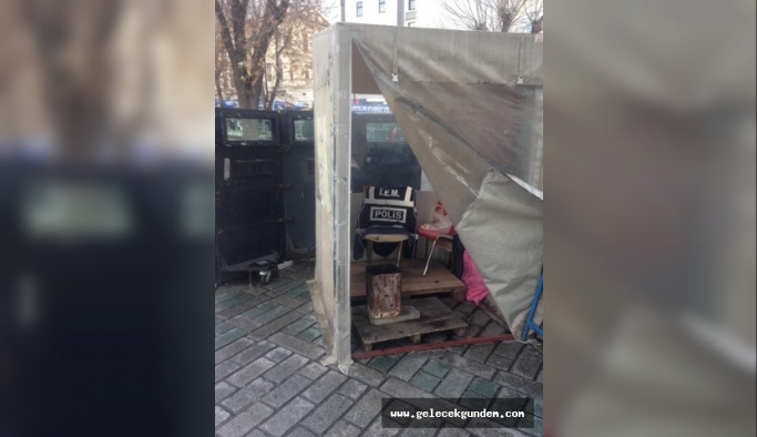 İSTANBUL'UN KALBİ SULTANAHMET'TE POLİSLER NAYLON ÇADIRDA NÖNET TUTUYOR!