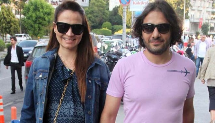 Ünlülerin boşanma furyası devam ediiyor! Ebru Akel ile Ethem Sancak'ın oğlu Özer Sancak tek celsede boşandı