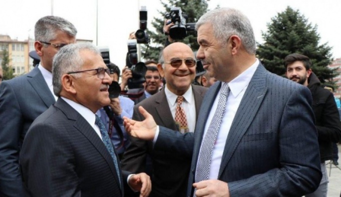 AKP’li başkan, koltuğu devrettiği AKP’li belediye başkanını topa tuttu!