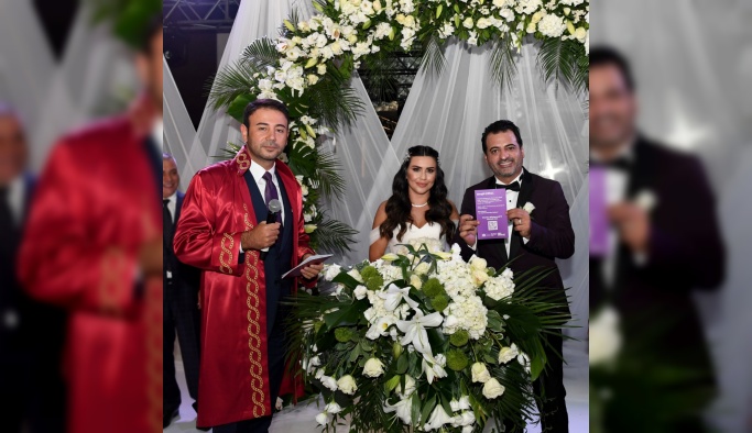 TÜRKİYE'DE İLK ! BAŞKAN RIZA AKPOLAT EVLENEN ÇİFTLERE İSTANBUL SÖZLEŞMESİ KARTI VERDİ