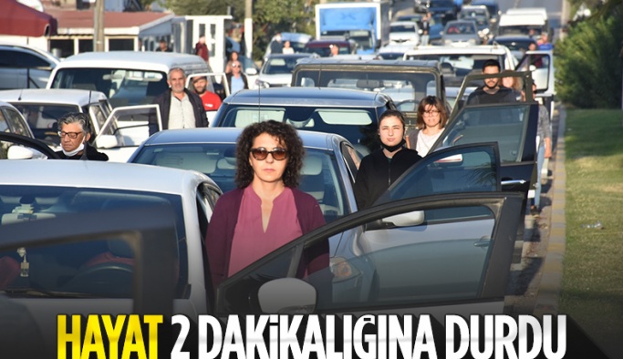 Türkiye, Büyük Önder Mustafa Kemal Atatürk'ü saygı duruşuyla andı.