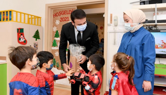 BEŞİKTAŞ BELEDİYE BAŞKANI RIZA AKPOLAT’TAN MİNİK ÖĞRENCİLERE YENİ YIL SÜRPRİZİ