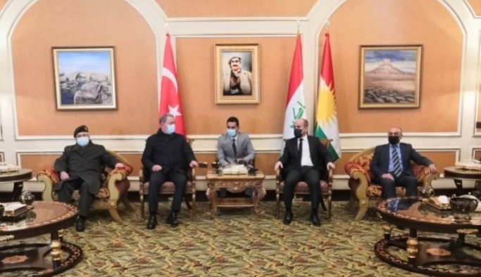 Akar'dan Kürdistan bayrağı önünde fotoğraf:
