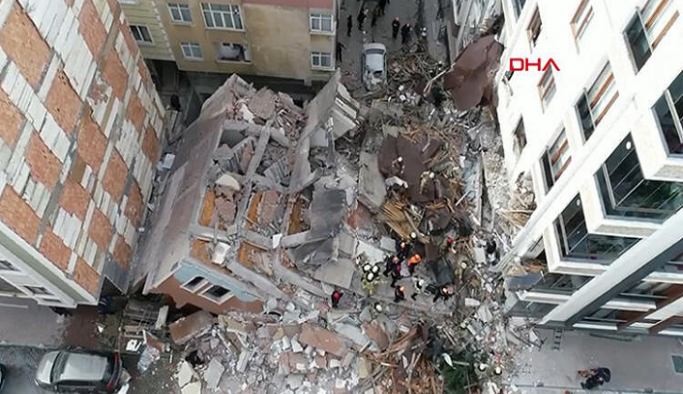 İstanbul'da bina çöktü: Ekipler bölgeye sevk edildi