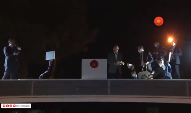 Burası Türkiye ! Erdoğan, Marmaris'te vatandaşa çay dağıttı