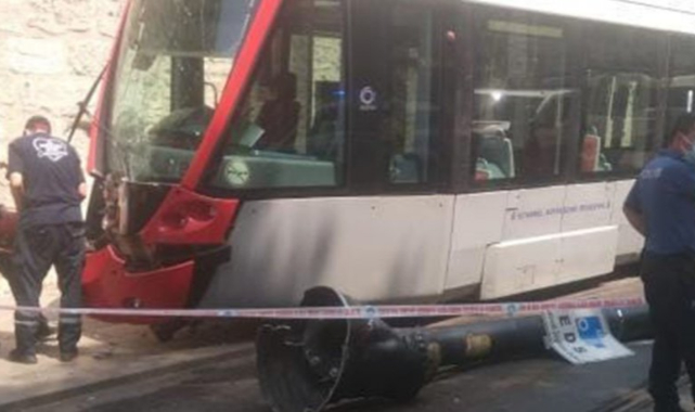 Gülhane Parkı yakınlarında tramvay raydan çıktı
