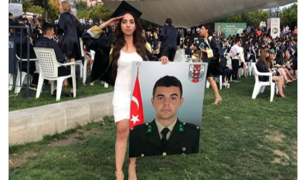 Arel Üniversitesi'nde skandal: Şehit Teğmenin fotoğrafını törene almadılar