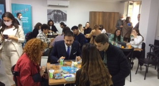 Türkiye'de bir ilk ..Beşiktaş Belediyesi'nden öğrenciye ücretsiz yemek