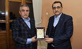 43 madenci hayatını kaybetmişti... Eski bakan Dönmez, soruşturulmasına izin vermediği TTK Başkanı'na plaket verdi!