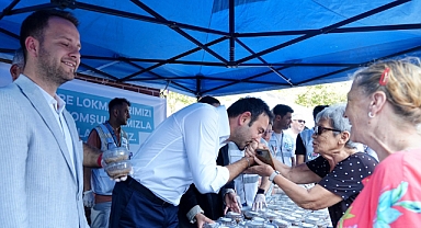 BAŞKAN RIZA AKPOLAT KOMŞULARINA AŞURE LOKMASI DAĞITTI