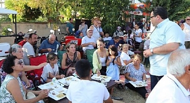 MARMARAEREĞLİSİ BELEDİYE BAŞKANI ONUR BOZKURTER, VATANDAŞLARA AŞURE İKRAMINDA BULUNDU
