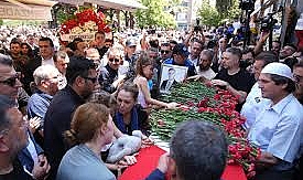 Ferdi Zeyrek'i son yolculuğuna kızları uğurladı