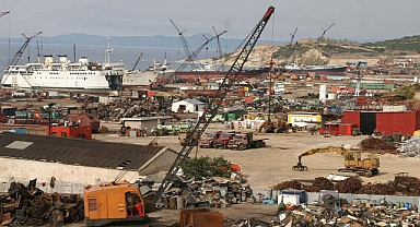 Aliağa Gemi Söküm Bölgesi’ndeki faaliyetin çevre ve halk sağlığını tehdit ettiği iddiasıyla yürütülen soruşturmada savcılık kovuşturmaya yer olmadığına karar verdi. 