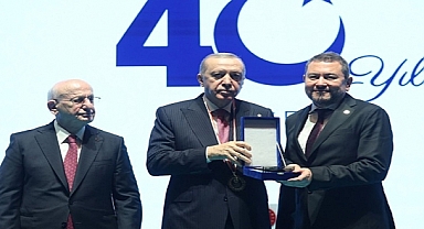 Başkan Erdoğan'dan İzmirli iş insanı Nazım Torbaoğlu'na anlamlı plaket