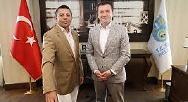 CHP 'li Gazeteci'den , CHP'li Belediye Başkanına ''RÜŞVET ALIYOR ,HIRSIZLIK YAPIYOR derler'!