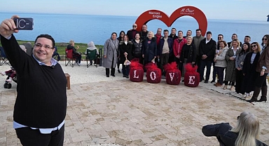 HALKIN BAŞKANI ONUR BOZKURTER, SEVGİLİLER GÜNÜNDE ÇİÇEK DAĞITTI