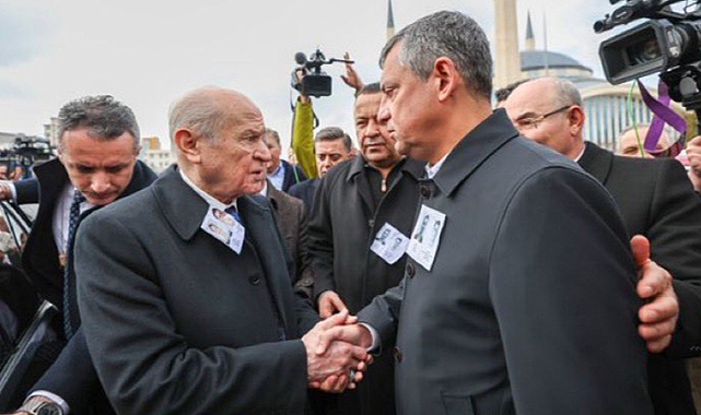 Şehit cenazesinde dikkat çeken anlar… Özgür Özel, Bahçeli’ye aracına kadar eşlik etti