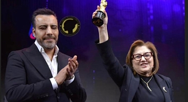 Başarılı İş İnsanı Binsat Holding Yönetim Kurulu Başkanı Arafat Bingöl , Fatma Şahin'e  Türkiye'de Yılın Kadın Yerel Yöneticisi ödülünü verdi.