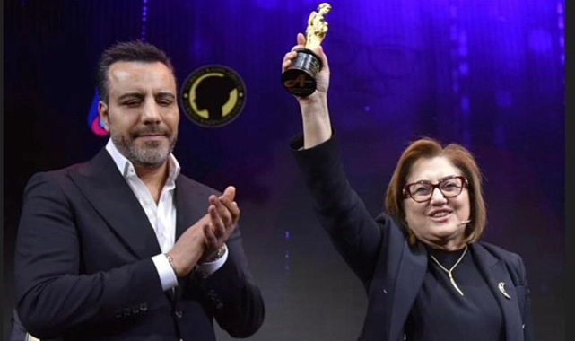 Başarılı İş İnsanı Binsat Holding Yönetim Kurulu Başkanı Arafat Bingöl , Fatma Şahin'e  Türkiye'de Yılın Kadın Yerel Yöneticisi ödülünü verdi.