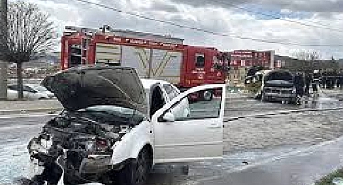 Sivasspor tesisleri önünde can pazarı: Genç futbolcuları taşıyan taksiyle otomobil çarpıştı! Yaralılar var