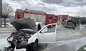 Sivasspor tesisleri önünde can pazarı: Genç futbolcuları taşıyan taksiyle otomobil çarpıştı! Yaralılar var